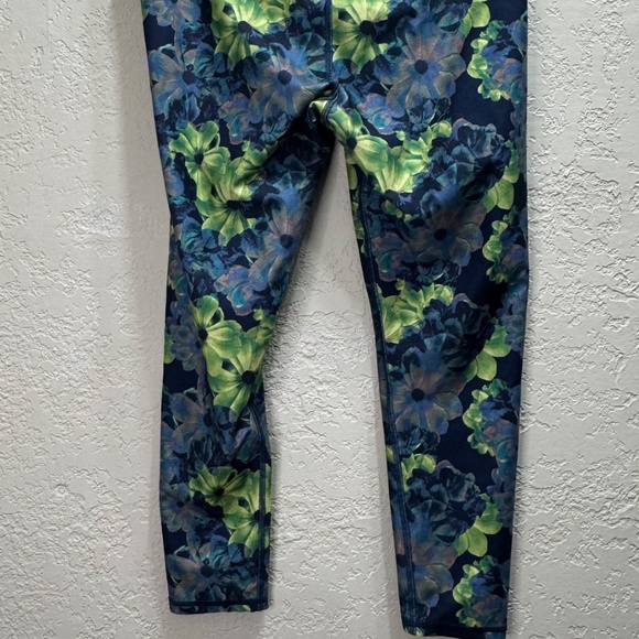 Fabletics Define PowerHold® Mid-Rise Capri Workout Pants Size L EUC - Picture 5 of 8